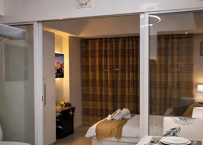 Cozy Staycation Near Moa With Pool Access Netflix Wifi Good For 4 Aparthotel Manila